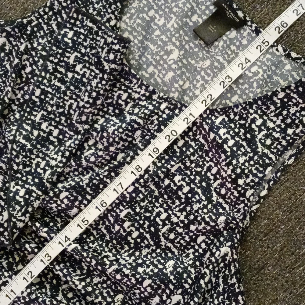 🖤Ann Taylor🖤 - Black/White Abstract Print Ruffle Front Sleeveless Top